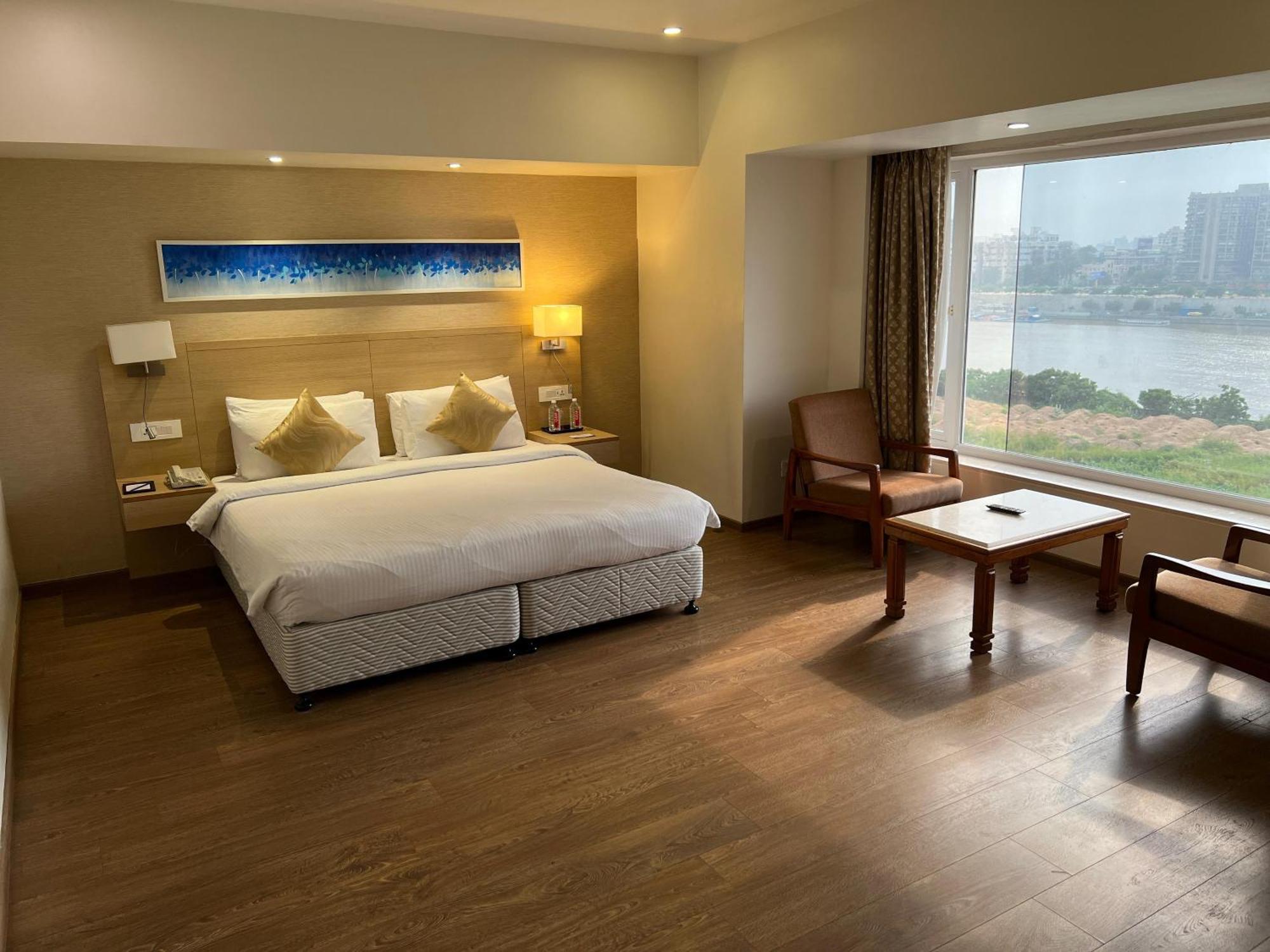 Sarovar Portico Rivera Ахмедабад Екстериор снимка